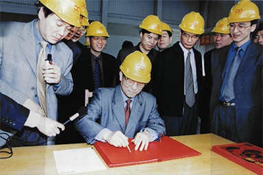 2002年4月3日，时任浙江省省长柴松岳视察304am永利集团工业园